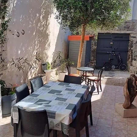 Carnot : Charmante Maison Vigneronne En Centre Historique Guest house *