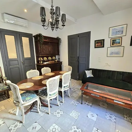 Carnot : Charmante Maison Vigneronne En Centre Historique Guest house