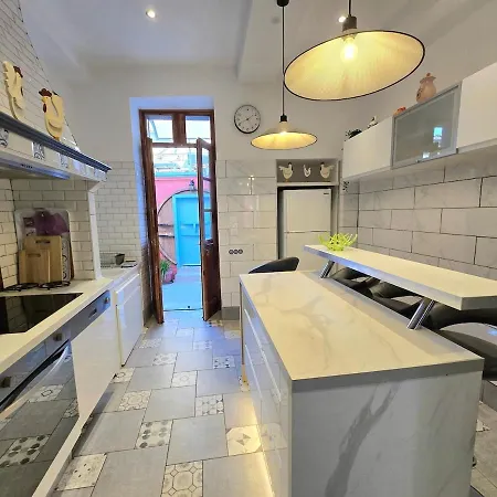 Carnot : Charmante Maison Vigneronne En Centre Historique Guest house Agde